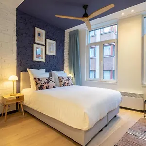 Shway - The Blue Parrot Apartment