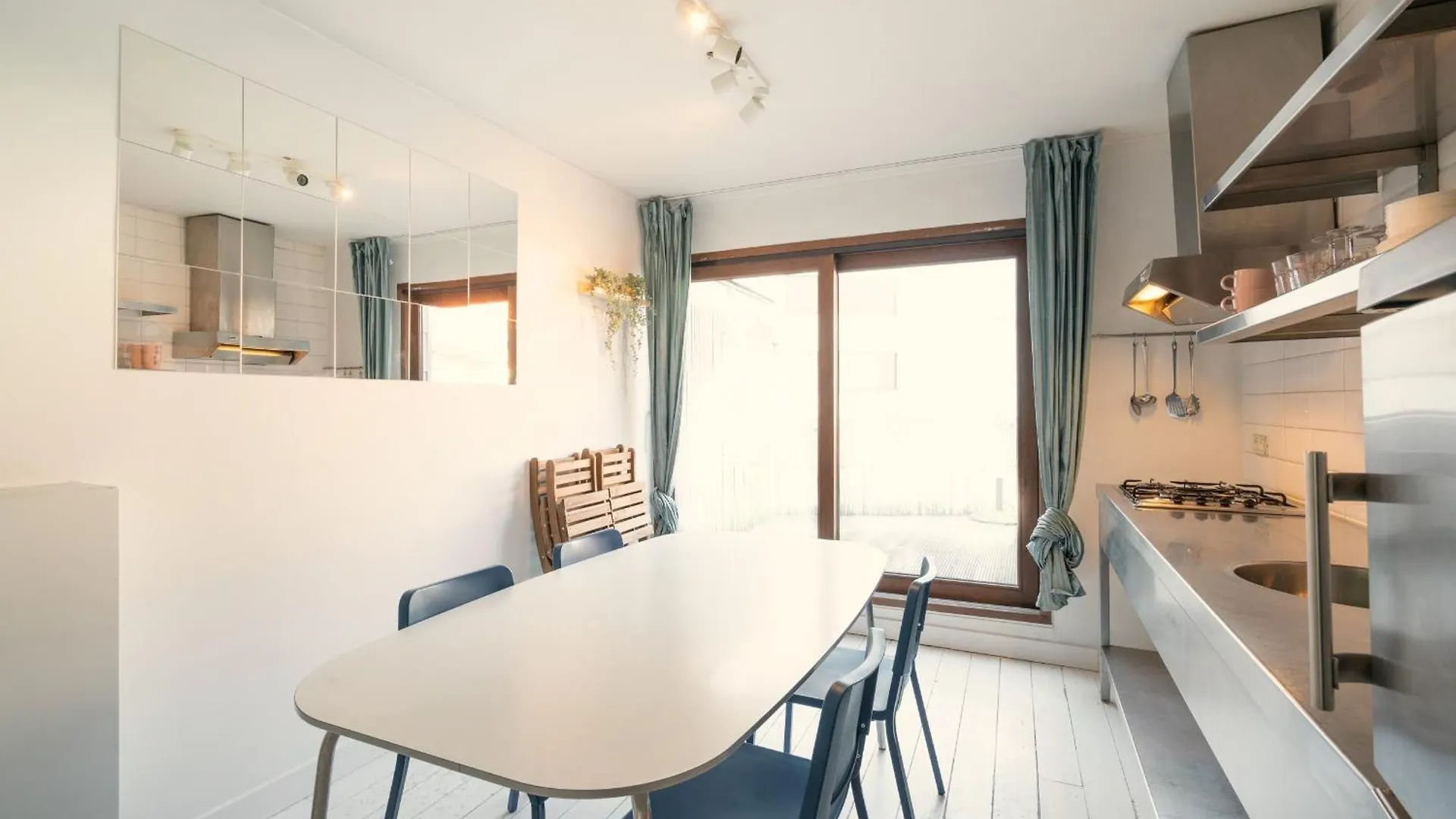 Charming Nationale Street Residence Antverpy Apartmán
